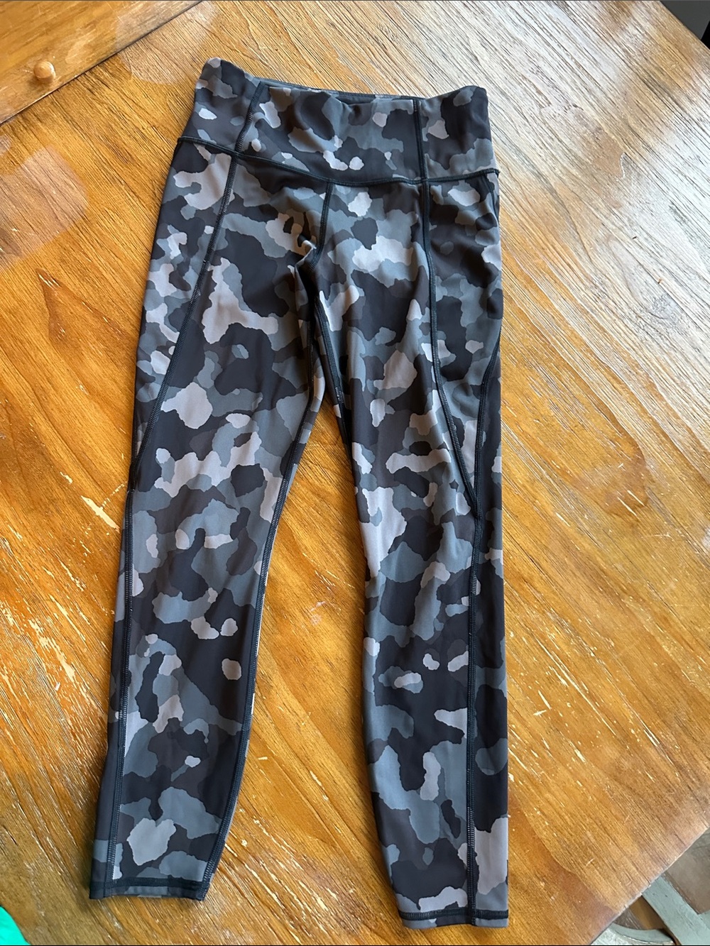 Athleta Black & Gray Camo Ankle Leggings LIGHTNING 7/8 TIGHT